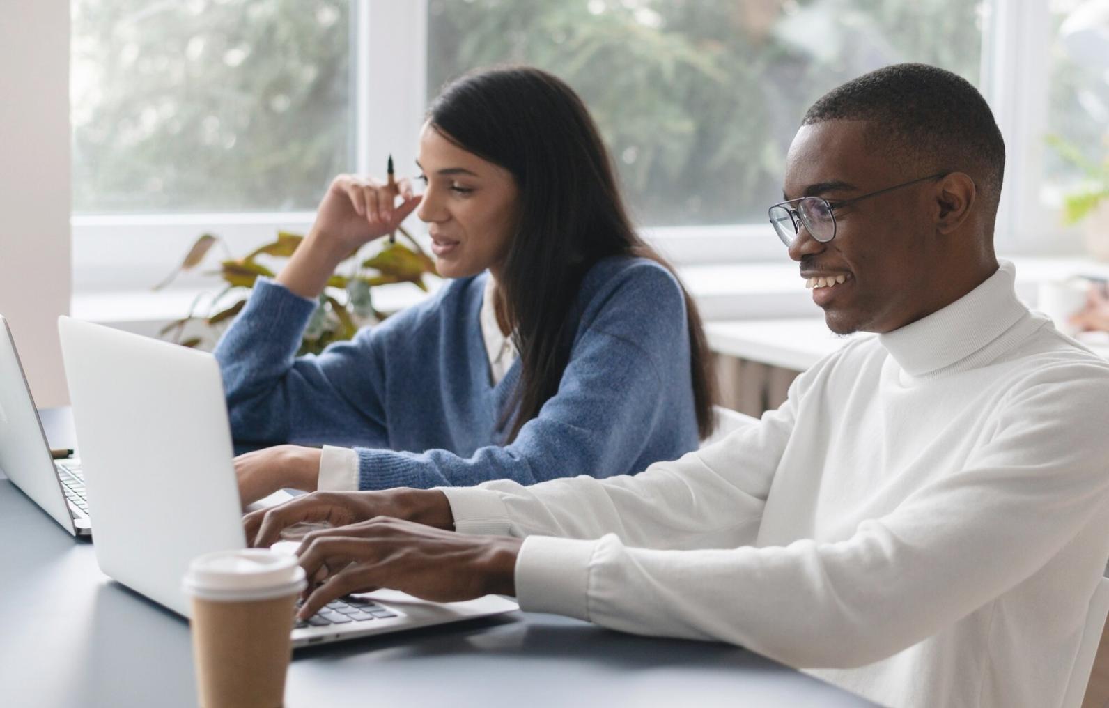 Teilnehmer arbeiten gemeinsam an praktischen Finanzszenarien in modernem Schulungsraum