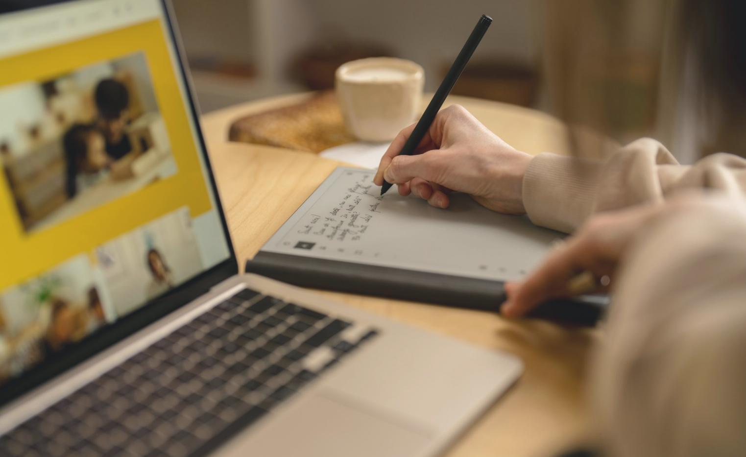 Nahaufnahme von Händen beim Durchsehen von Finanzplänen und Dokumenten