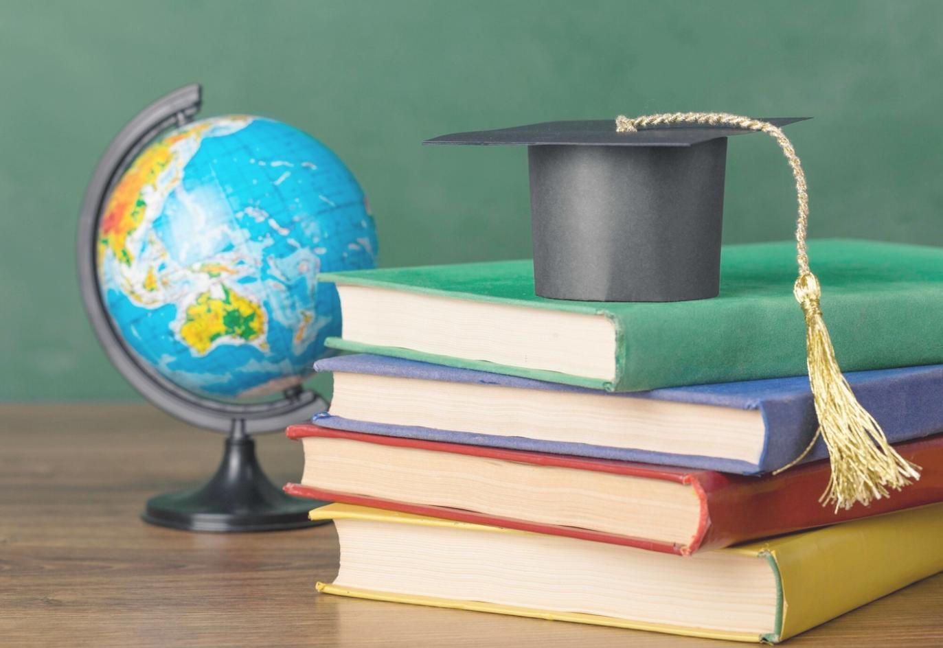 Person in konzentrierter Arbeit mit Finanzunterlagen am Schreibtisch